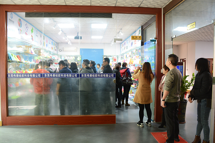 香港禮品協(xié)會成員單位近30人考察偉順硅膠，2019年訂單不斷
